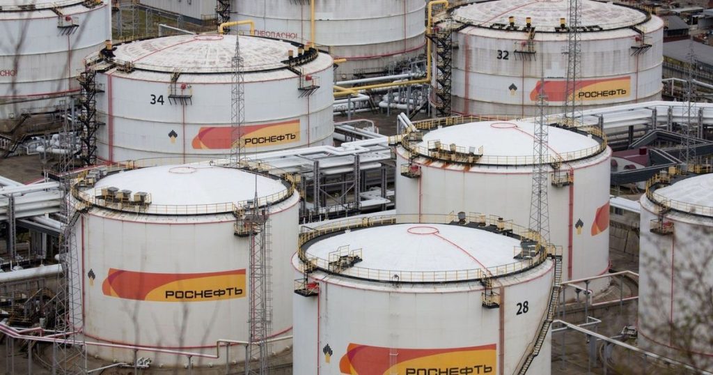 شحنة نفط من “روسنفت” تصل قبالة الصين بعد مناورات معقدة بسبب العقوبات