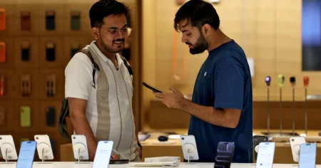 أبل تعارض تحميل تطبيق حكومي على هواتفها في الهند وسط جدل سياسي