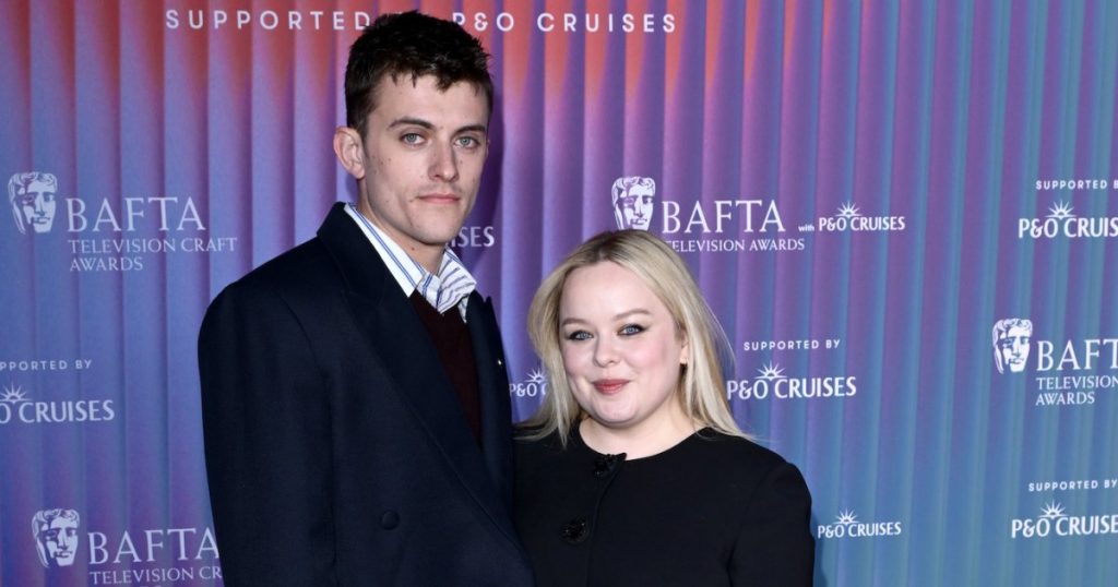 نيكولا كوفلان تعلق على اهتمام كبير بعلاقتها مع حبيبها جيك دون (Jake Dunn).