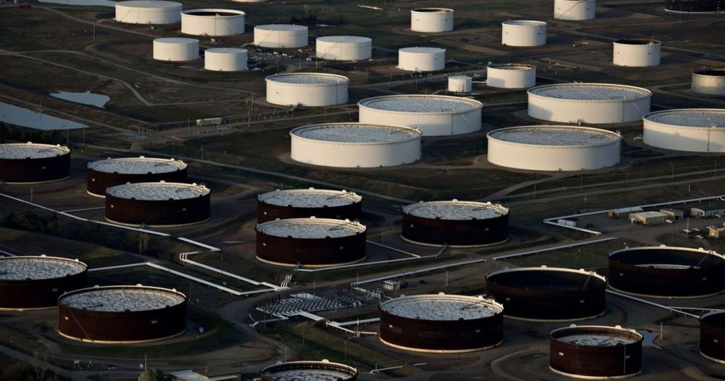 وكالة الطاقة تخفض توقعات فائض النفط لأول مرة منذ مايو