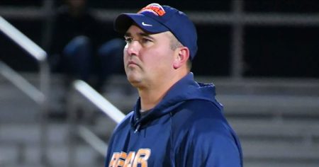 فريق مدرب كرة القدم المفقود ترافيس تيرنر يخسر في (الدور نصف النهائي للولاية).