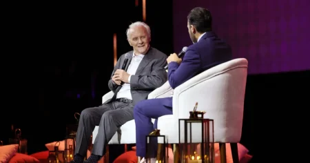 أنتوني هوبكنز في “البحر الأحمر “: التمثيل موسيقى.. والصمت هو النغمة الأقوى