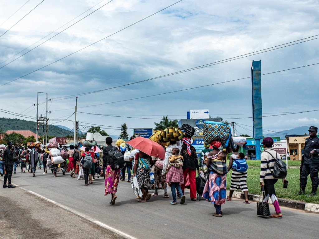 القتال في جمهورية الكونغو الديمقراطية يجبر 200 ألف شخص على النزوح مع تقدم حركة 23 مارس، وقُتل العشرات.