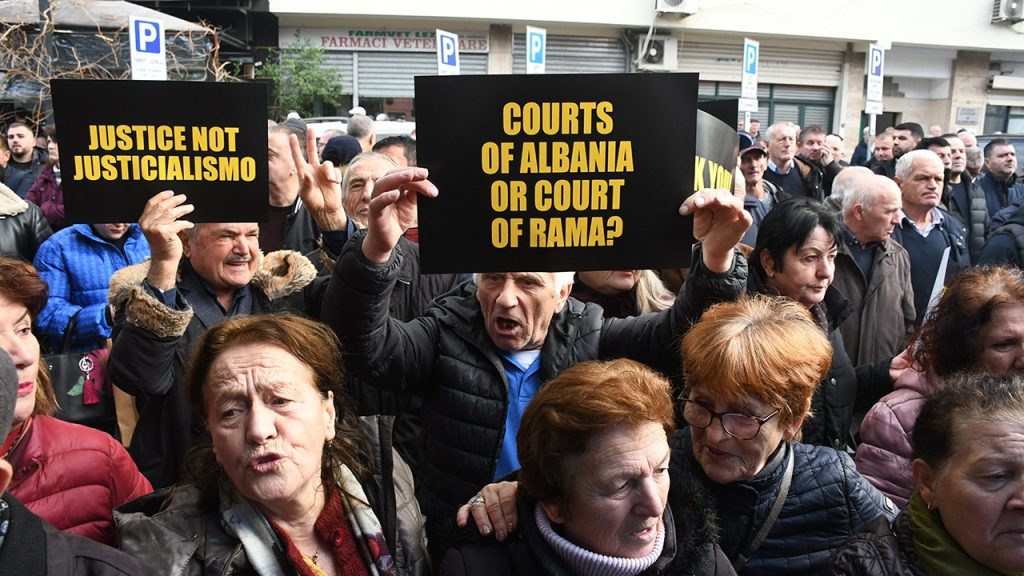 أعادت المحكمة الدستورية النائبَ رئيسَ الوزراء الألباني بالوكو منصبه وسط اتهامات.