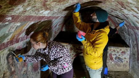 علماء آثار يكتشفون لوحة جدارية نادرة للإيسوع بأسلوب روماني في قبر تركي.