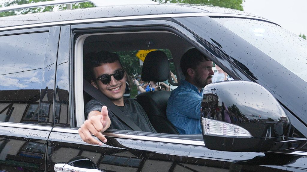 يَعِدُ إيدان ألكسندر، سابِقُ رَهِائنة حَماس، بِالانتقامِ من الحَركة.