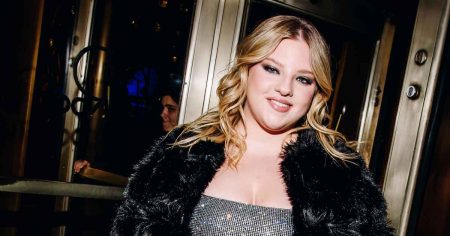 من هي فرانشيسكا سكورسيزي؟ من فيديوهات تيك توك مع والدها مارتن سكورسيزي إلى الإخراج.