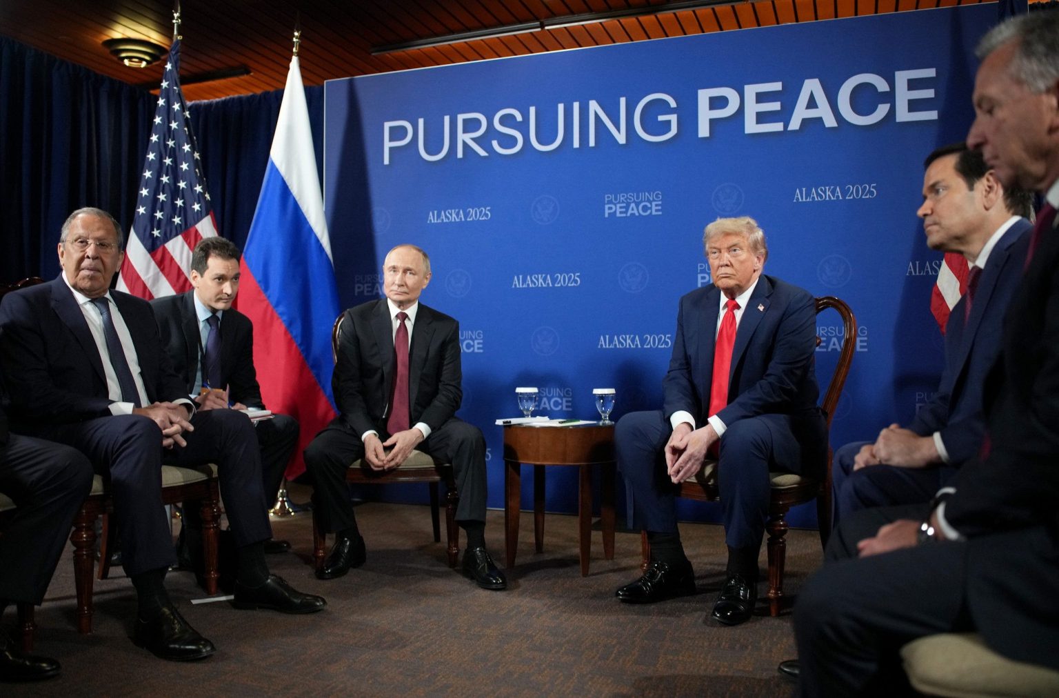 لافروف يحذر من أن روسيا سترد على نشر قوات أوروبية في أوكرانيا.