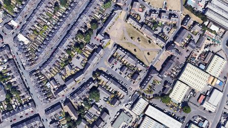 أُخلي 200 منزل في ديربي، إنجلترا، والشرطة تنفي وجود تهديد إرهابي.