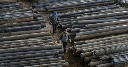 سعر الحديد يهبط بضغط من الضعف الموسمي وترقب سياسات الصين