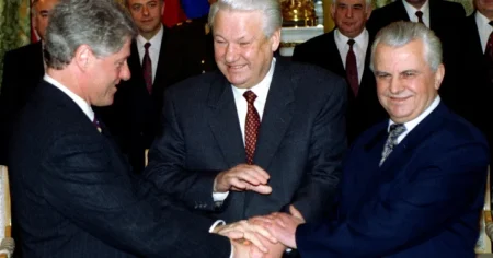 من كلينتون إلى ترمب.. مشهدان للضغط الأميركي على أوكرانيا