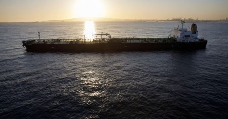 إيران تحتجز ناقلة نفط في خليج عُمان للاشتباه بتهريبها وقوداً