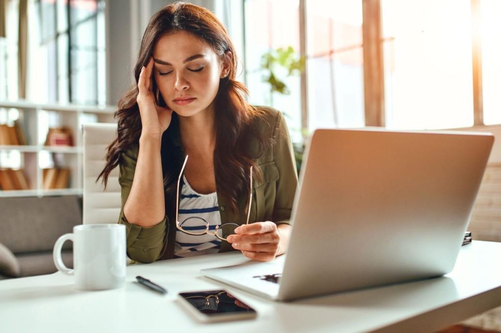 ناصحتي: وظيفتي تسبب لي الاكتئاب.. هل سيكون استقالي أنانية؟