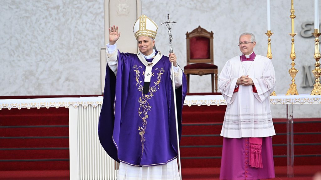 البابا ليون يكرّم ضحايا انفجار مرفأ بيروت خلال زيارته التاريخية للبنان.