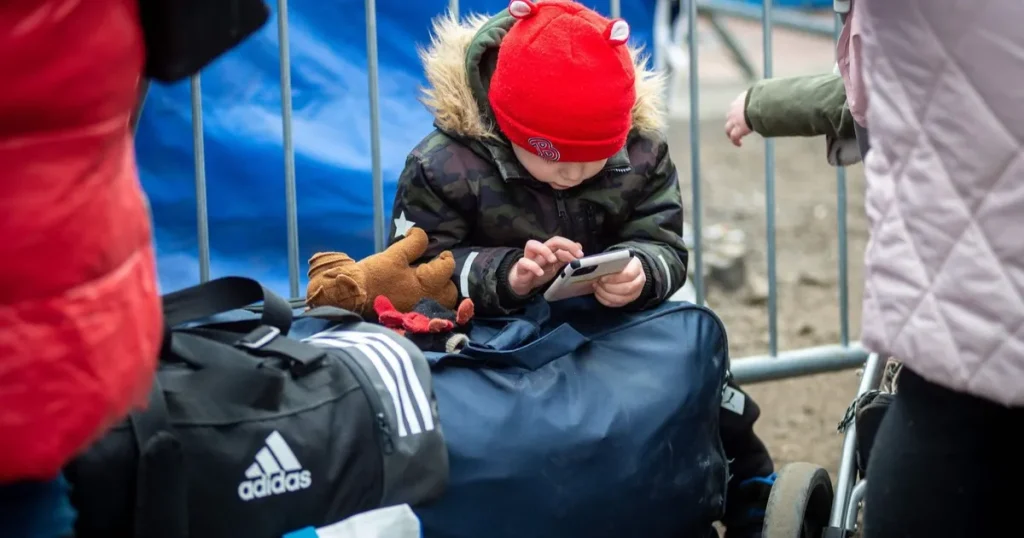 كيف تؤثر الهواتف الذكية على صحة الأطفال النفسية والجسدية؟اعتبرت الاستشارية النفسية والأسرية لمى الصفدي أن امتلاك الهواتف قبل سن 12 عاماً يرفع مخاطر السمنة ونقص النوم، بسبب ساعات الجلوس الطويلة وتأثير الضوء الأزرق على هرمون النوم.02 ديسمبر 2025 13:28