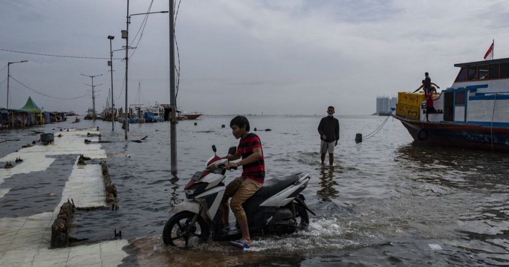 إندونيسيا تعلّق عمل 3 شركات وتحقق بدورها المحتمل في فيضانات سومطرة