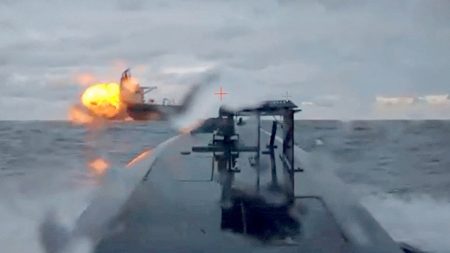 الولايات المتحدة وأوكرانيا تستهدفان أسطولًا مظلمًا لـ 1000 ناقلة نفط غير مسجلة.