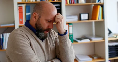 الاحتراق النفسي.. إرهاق جسدي ونفسي وعاطفي بسبب ضغوط الحياةالاحتراق النفسي هو حالة من الإجهاد العاطفي، والنفسي، والجسدي الناتج عن ضغوط العمل والحياة اليومية، ويزداد بسبب إيقاع الحياة السريع، المسؤوليات المتعددة، المنافسة المستمرة.08 ديسمبر 2025 17:47