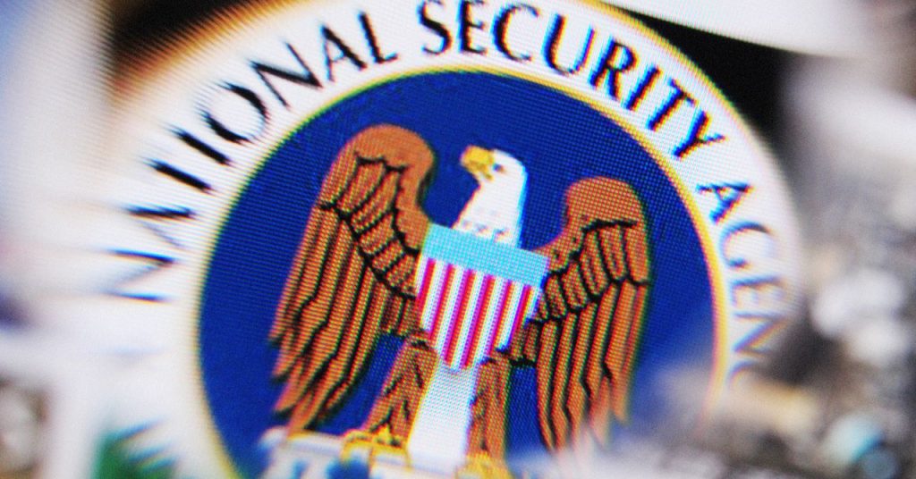 تتصاعد التحذيرات في الكونجرس بشأن توسيع صلاحيات التنصت الأمريكية.