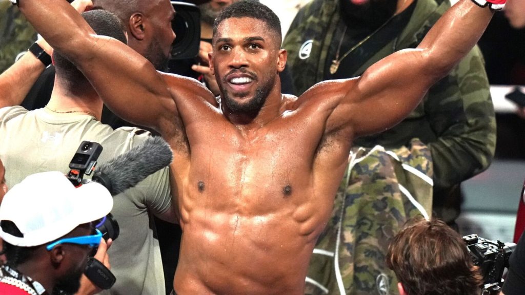 أنتوني جوشوا يطالب تايسون فيوري بمواجهته إذا كان “بطلاً حقيقياً” بعد فوزه بالضربة القاضية على جيك بول.