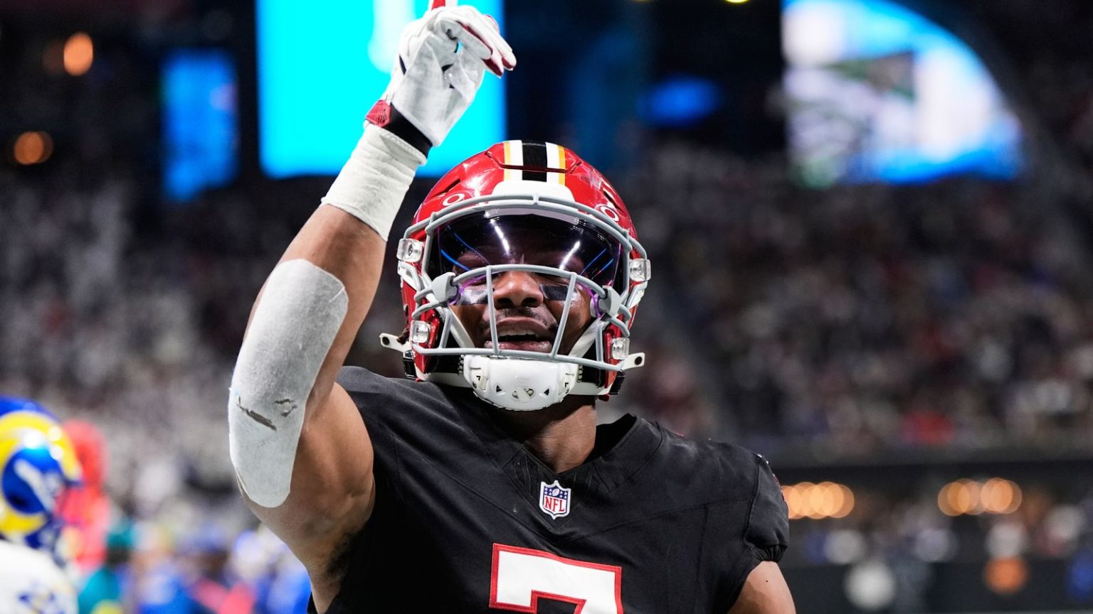 فوز أتلانتا فالكونز على لوس أنجلوس رامز بتألق بيجان روبنسون، في ظل متابعة كارولينا بانثرز وتامبا باي بوكانيرز (NFL).