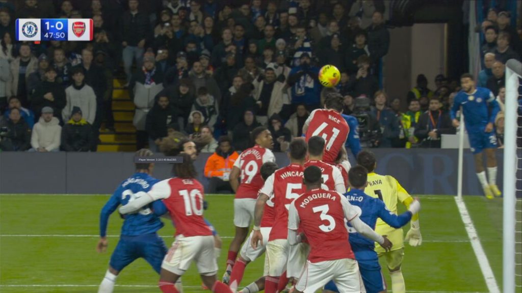 تشيلسي يتعادل مع أرسنال 1-1: جدل حول هدف تشالوباه الأول بسبب تسلل إنزو فرنانديز.