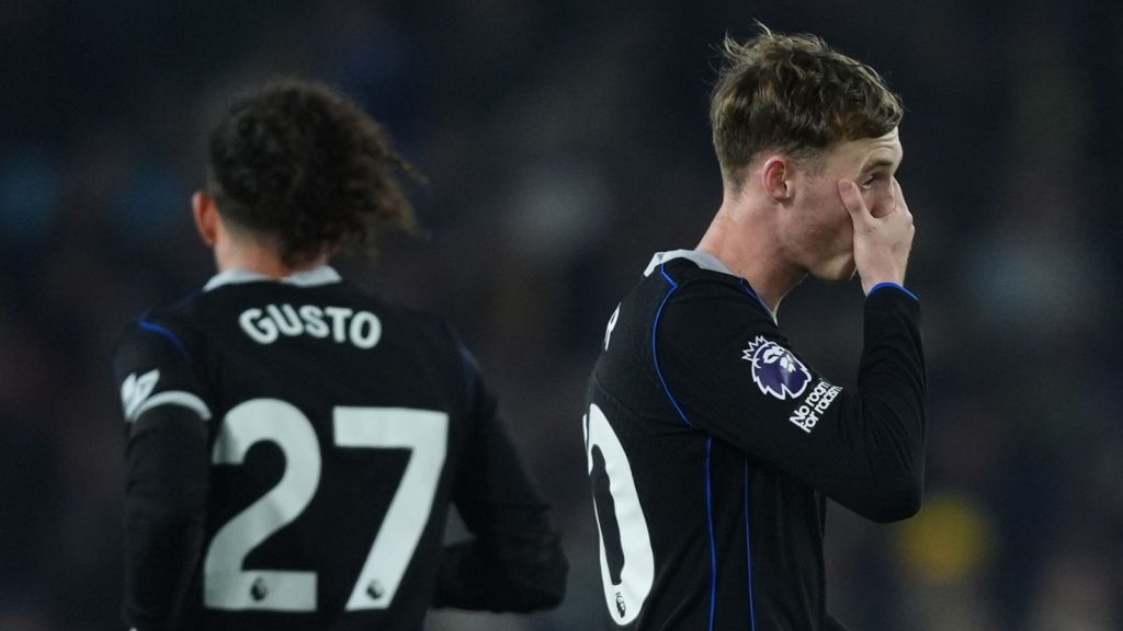 ليدز يونايتد 3-1 تشيلسي: فوز مقنع يخفف الضغط عن دانيال فاركه ويؤثر على آمال تشيلسي في (الدوري الممتاز).