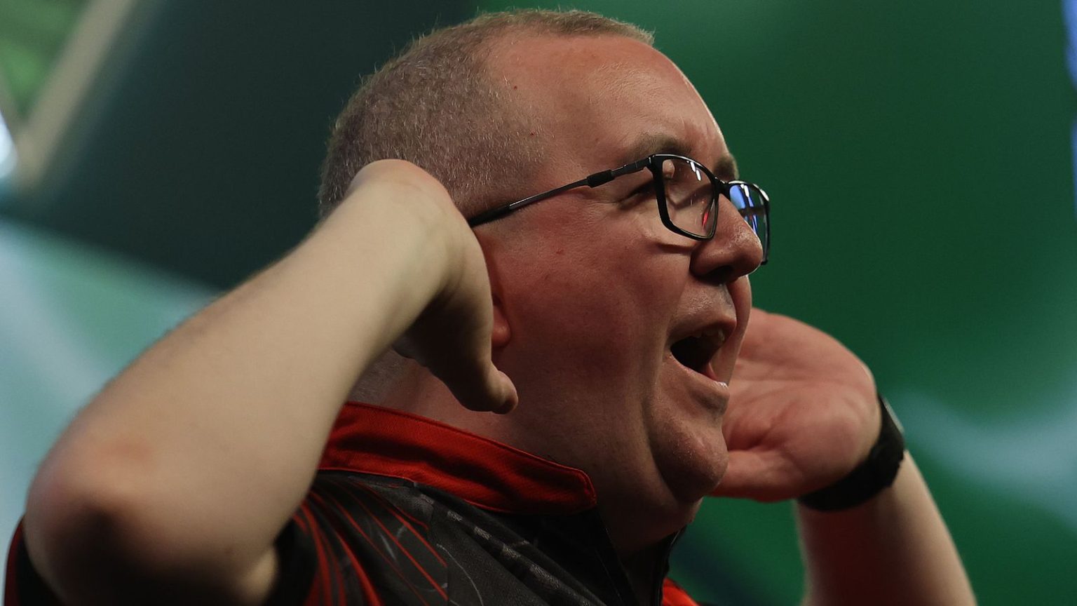 بطولة العالم للدارتس: يعترف ستيفن بانتينغ بأنه “نام” وأن الجماهير ساعدته في الفوز على سيباستيان بياليكي.