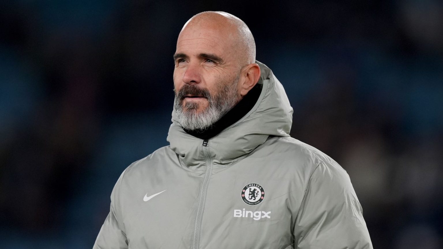 إنزو ماريسكا، مدرب تشيلسي، ينفي تقارير ربطه بمانشستر سيتي واصفًا إياها بـ “تكهنات 100 بالمئة”.