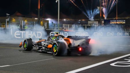 لاندو نوريس يفوز ببطولة الفورمولا 1 (F1) للسائقين لعام 2025 متفوقًا على ماكس فيرستابن وأوسكار بياستري.