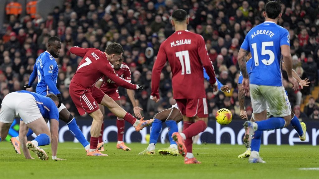 ليفربول يتعادل 1-1 مع سندرلاند: فريق آرنه سلوت ينقذ التعادل، وفلوريان فيرتز يحرم من أول هدف في (البريميرليغ).