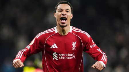 توتنهام 1-2 ليفربول: ليفربول يفوز على توتنهام بعد طرد لاعبين وهدف ريتشارليسون.