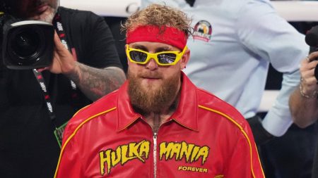 جايك بول يدّعي الفوز بجولتين وإهزازه لأنثوني جوشوا في (نزال) مثير للجدل بـ ميامي.