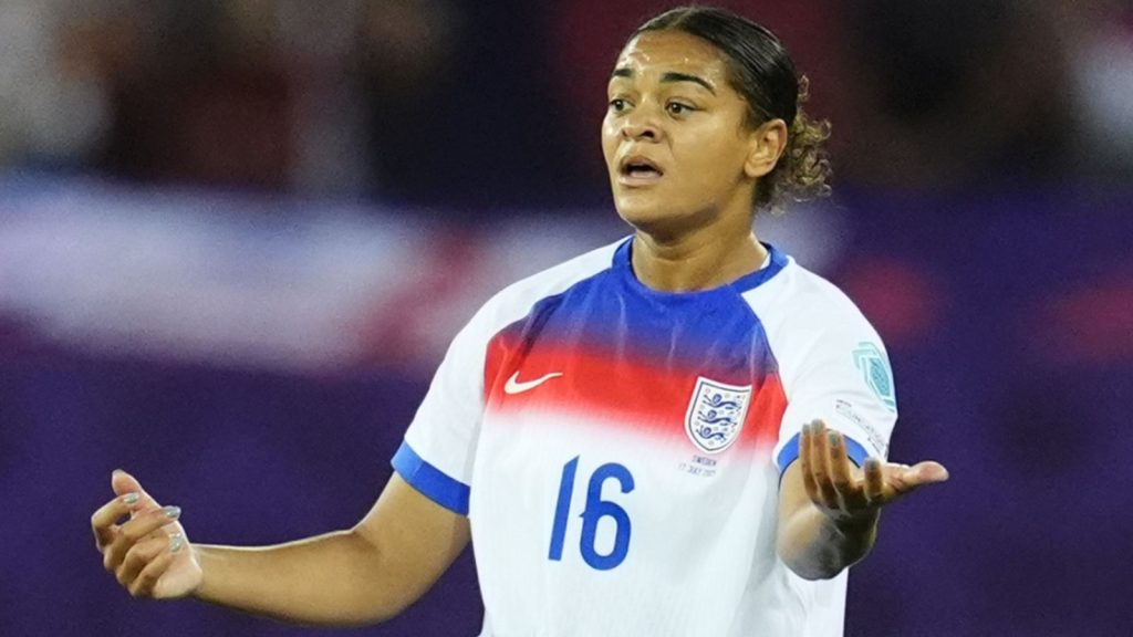 جيس كارتر: مثول رجل أمام المحكمة بتهم إرسال رسائل مسيئة للاعبة إنجلترا خلال (يورو 2025).