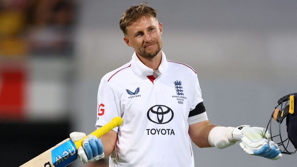 إنجلترا: جو روت يسجل مئة في (The Ashes) وأستراليا بميتشل ستاريك تأخذ 6 ويكتات.