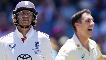 الرماد: ينزلق منتخب إنجلترا نحو الهزيمة في السلسلة مع فشل الضرب مرة أخرى ومنح أستراليا السيطرة على (Test) الثالث في أديليد.