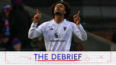 تأثير جوشوا زيركزي مع مانشستر يونايتد وإحصائيات إليوت أندرسون و كامارا في (The Debrief).
