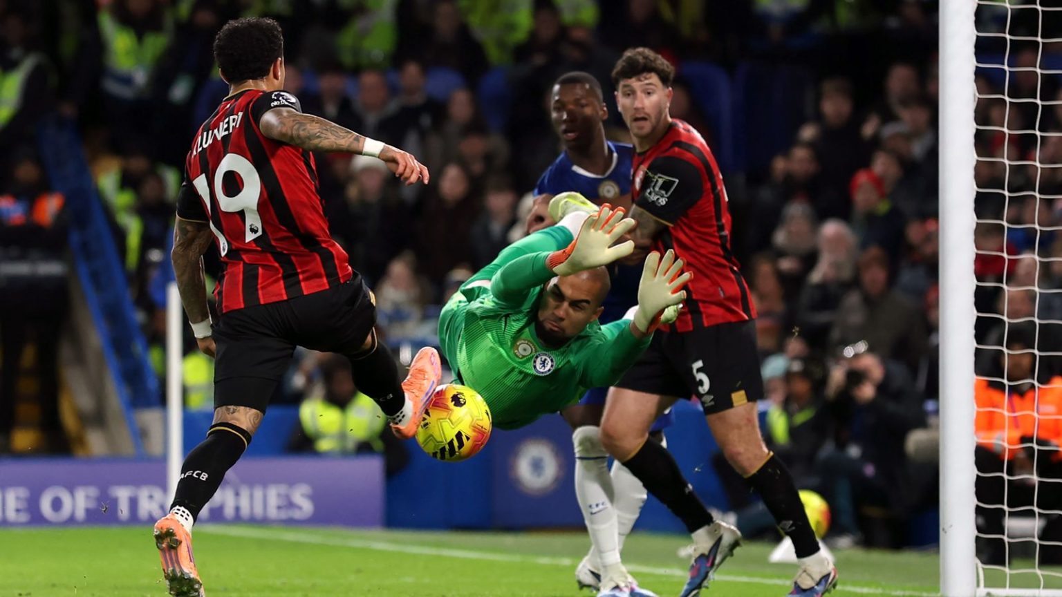 تشيلسي يتعادل 2-2 مع بورنموث وسط صيحات استهجان لإنزو ماريسكا واستمرار أداء البلوز المتراجع.