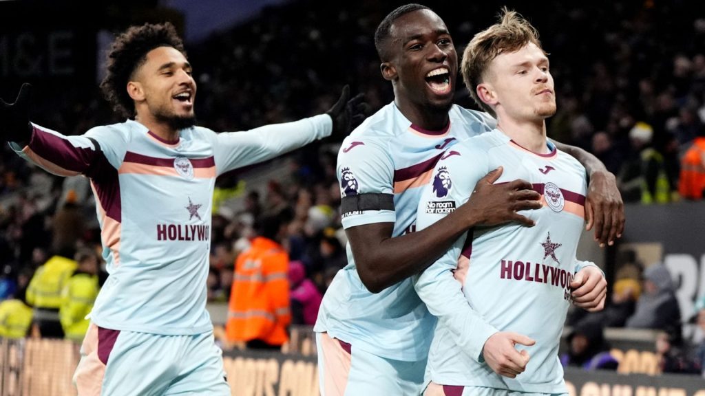 ولفرهامبتون صفر – برينتفورد 2: كيان لويس-بوتر يسجل هدفين ويُحقق 10 هزائم متتالية للفريق.