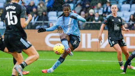 خاضت خديجة شو 100 هدف مع مانشستر سيتي بتسجيلها أربعة أهداف أمام أستون فيلا، بينما فاز تشيلسي على برايتون.