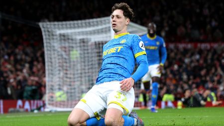 مانشستر يونايتد يتعادل 1-1 مع وولفز: هدف لاديسلاف كرايتشي ينهي سلسلة خسائر وولفز المكونة من 11 مباراة.