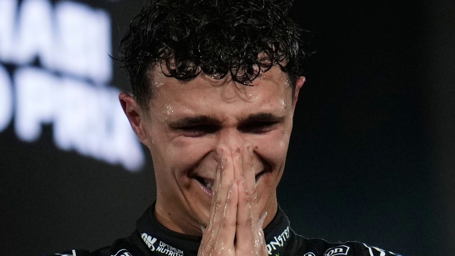 لانْدُو نوريس: فيرستابن وهاميلتون وسانز يهنئون بطل العالم الجديد للفورمولا 1 (Formula 1) بعد جائزة أبو ظبي.