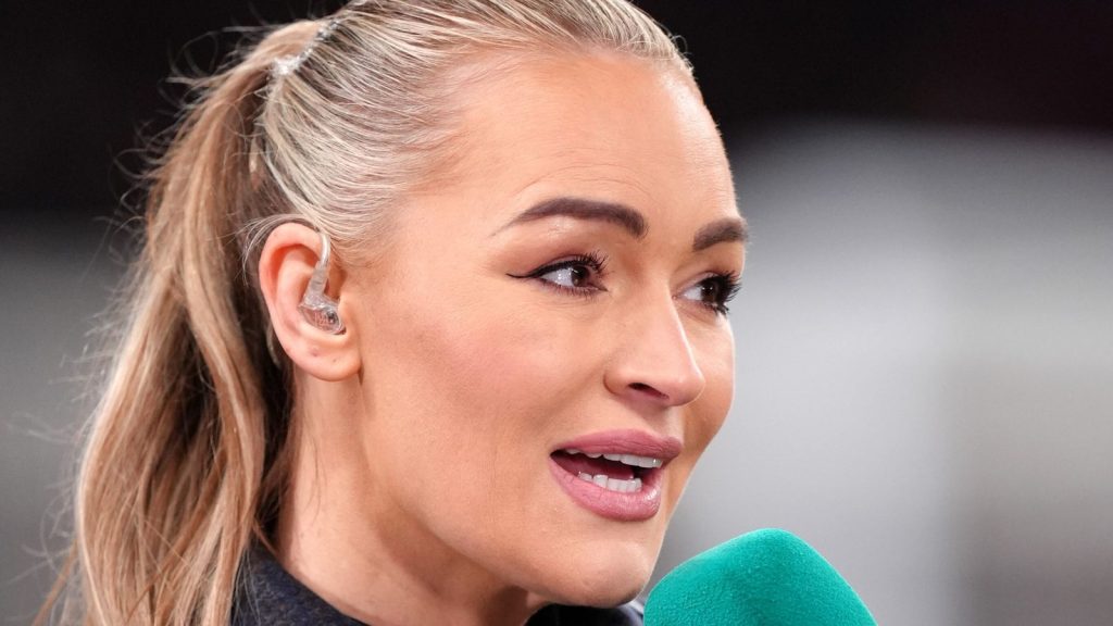 لورا وودز: مذيعة تلفزيونية تؤكد سلامتها بعد انهيار مباشر أثناء (مباراة ودية) لمنتخب إنجلترا للسيدات.