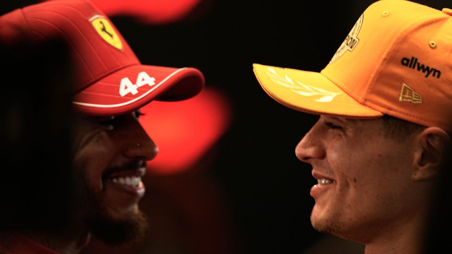 نوريس: هاميلتون يعرب عن فخره بفوز زميله البريطاني بـ (F1) ويكشف نصائح ما قبل السباق.