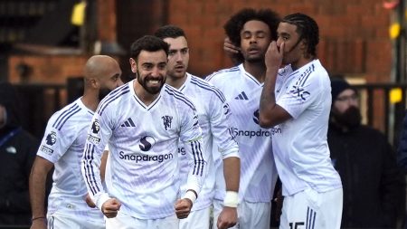 مانشستر يونايتد يعاني من تذبذب مستمر بينما يتألق ألكسندر إيزاك وفلوريان فيرتز لصالح ليفربول.