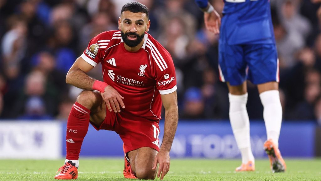 مستقبل محمد صلاح مع ليفربول: هل أصبح عبئًا دفاعيًا؟ أسباب إبعاد آرنه سلوت للملك المصري عن أنفيلد.