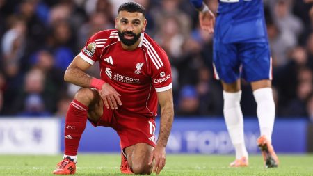 مستقبل محمد صلاح مع ليفربول: هل أصبح عبئًا دفاعيًا؟ أسباب إبعاد آرنه سلوت للملك المصري عن أنفيلد.