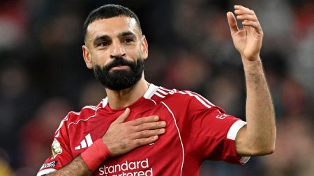محمد صلاح: يحث جيمي كاراجر مهاجم ليفربول على البقاء حتى نهاية الموسم.