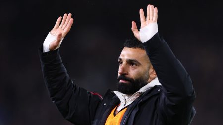 محمد صلاح يشكك مستقبلَه مع ليفربول بتصريحات عن توتر علاقته بأرنه سلوت قبل نافذة الانتقالات.