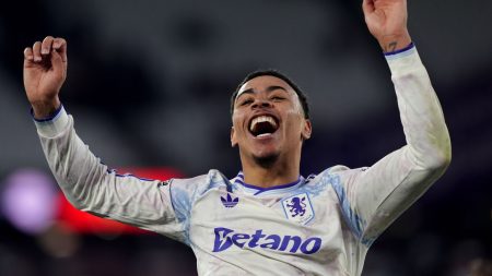 وست هام يونايتد 2-3 أستون فيلا: ثنائية مورغان روجرز تحسم المباراة.